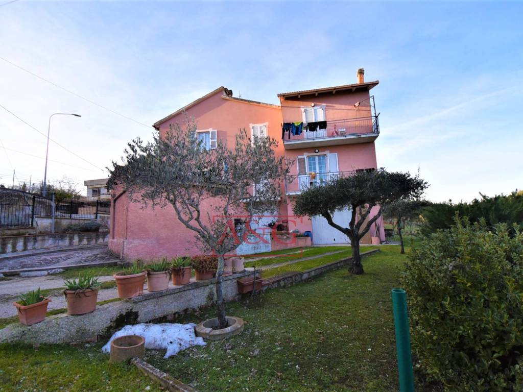 Casa indipendente a Sarnano in Contrada Cardagnano - Foto 4