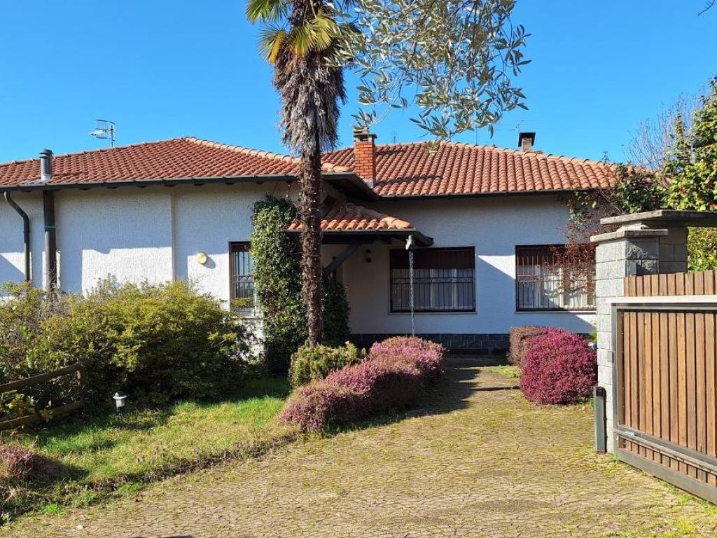 Villa a Besozzo in Via G. Beolchi, 51 - Foto 2