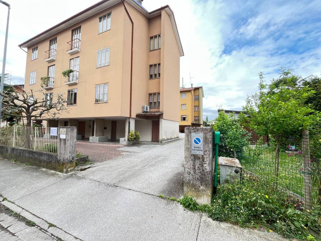 Appartamento a Latisana in Via Pier Antonio Gregorutti, 33 - Foto 2
