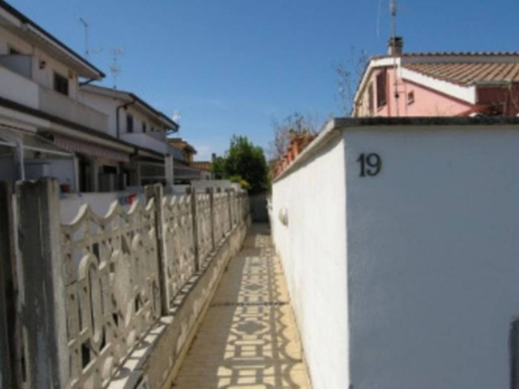 Appartamento a Pomezia in Via Cefalù - Foto 2