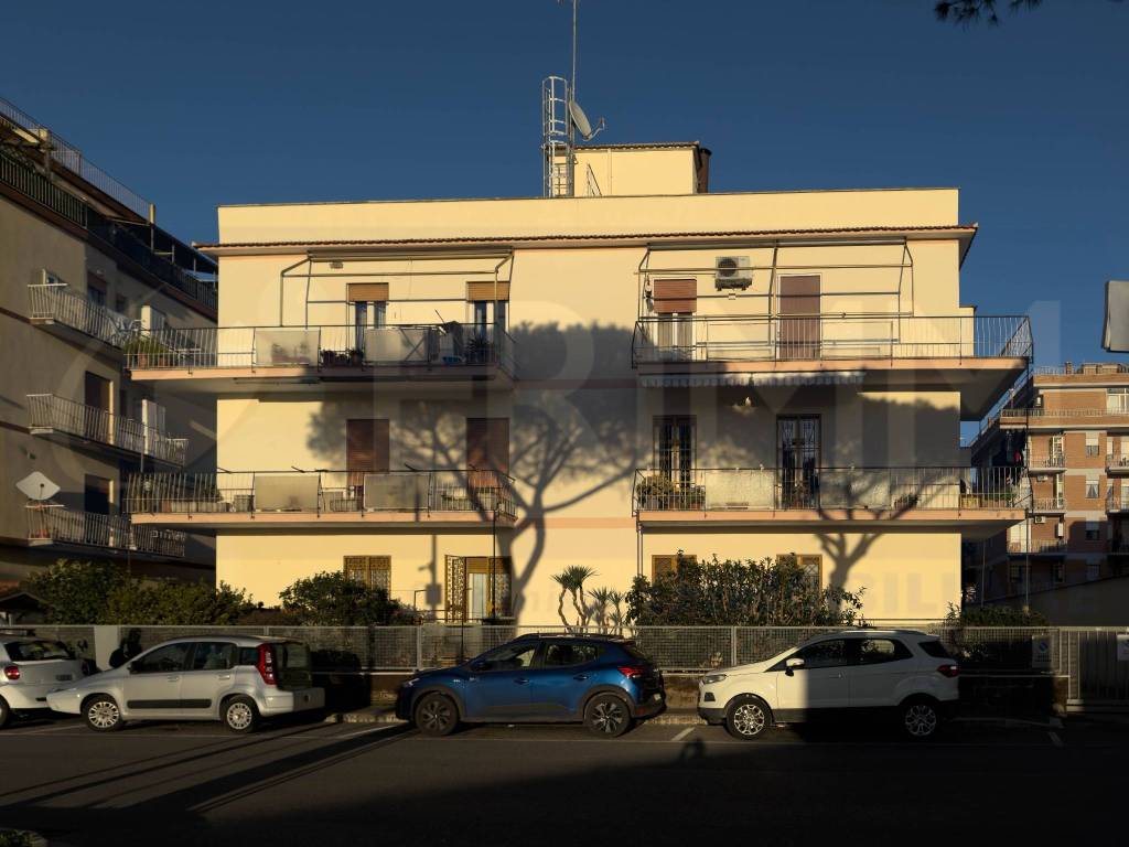 Appartamento a Pomezia in Via Camillo Benso di Cavour, 4 - Foto 2