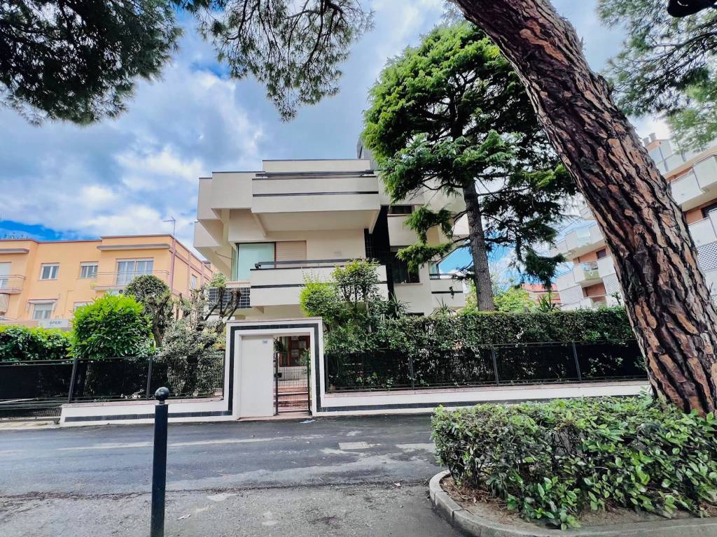 Appartamento a Riccione in Viale Maria Borman Ceccarini, 198 - Foto 2