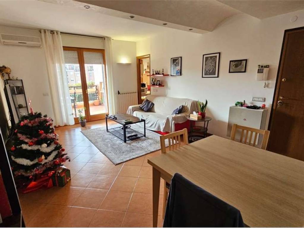 Appartamento a Pomezia in Viale Odisseo - Foto 2