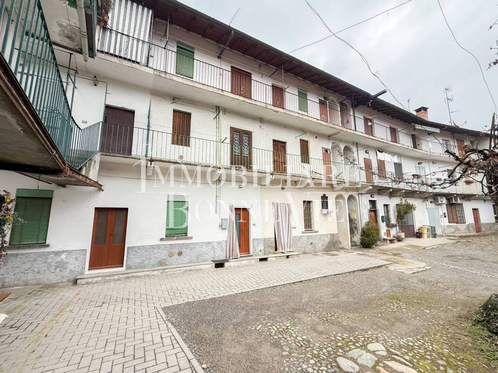 Casa indipendente a Oltrona di san mamette in Piazza Statuto, 1 - Foto 2