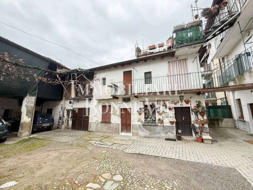Casa indipendente a Oltrona di san mamette in Piazza Statuto, 1 - Foto 3
