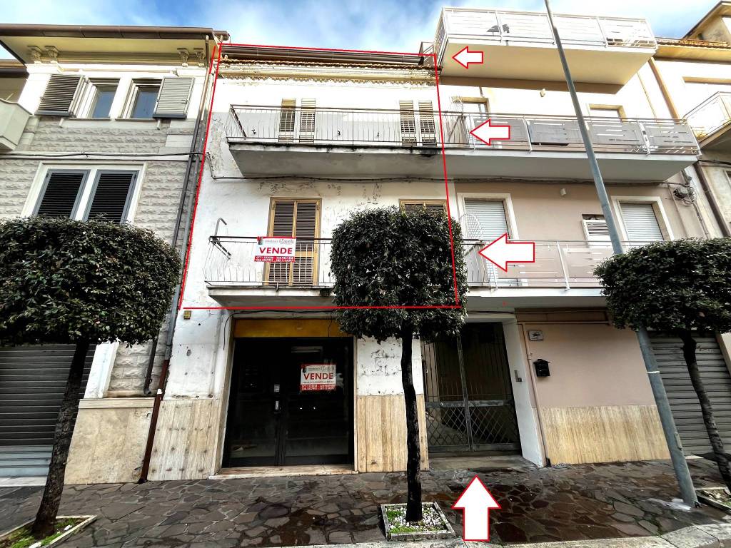 Palazzo / stabile a Fondi in Via Roma, 78 - Foto 2