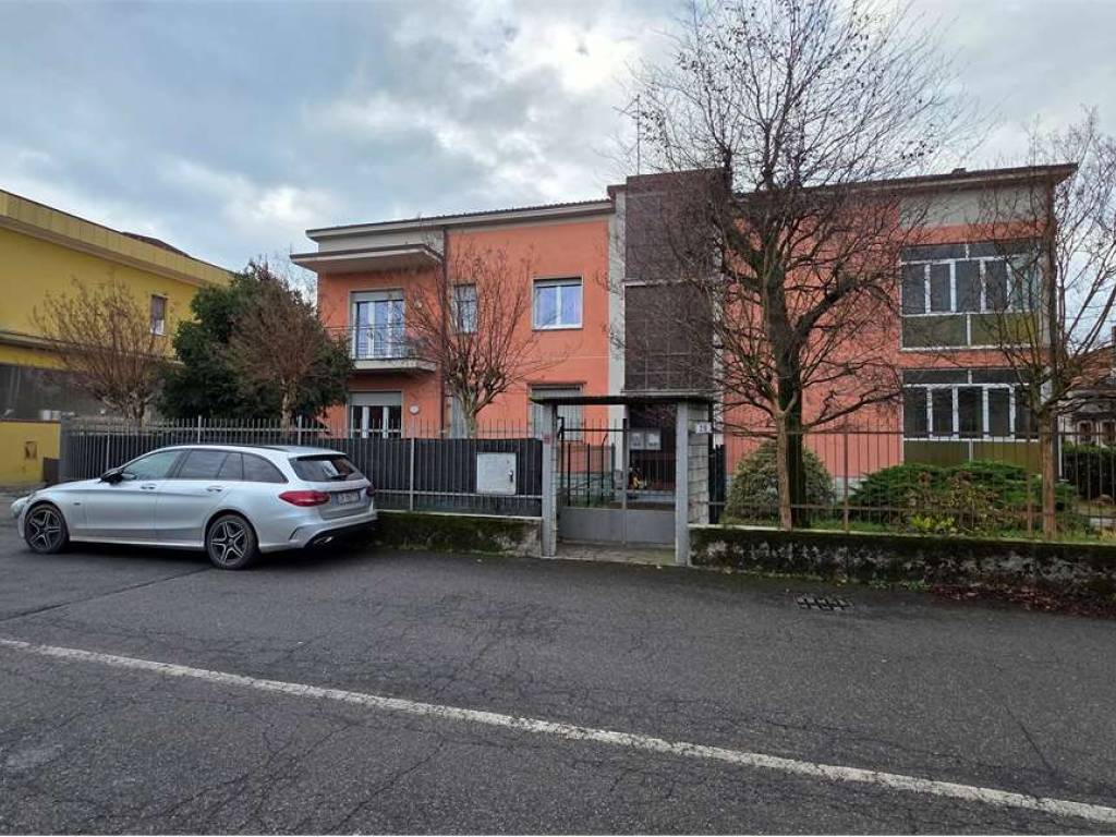 Appartamento a Carugo in Via Dante Alighieri , 1 - Foto 2