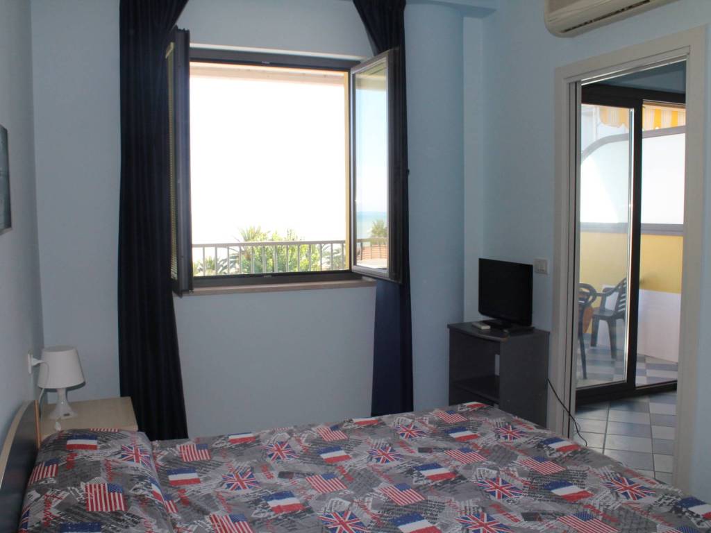 Appartamento a Alba adriatica in Lungomare Guglielmo Marconi, 42 - Foto 2