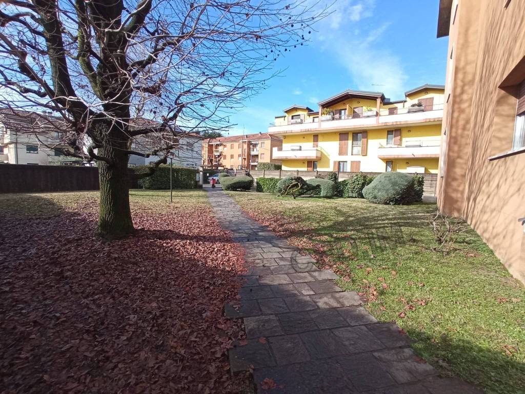 Appartamento a Lainate in Via Francesco Caracciolo - Foto 2