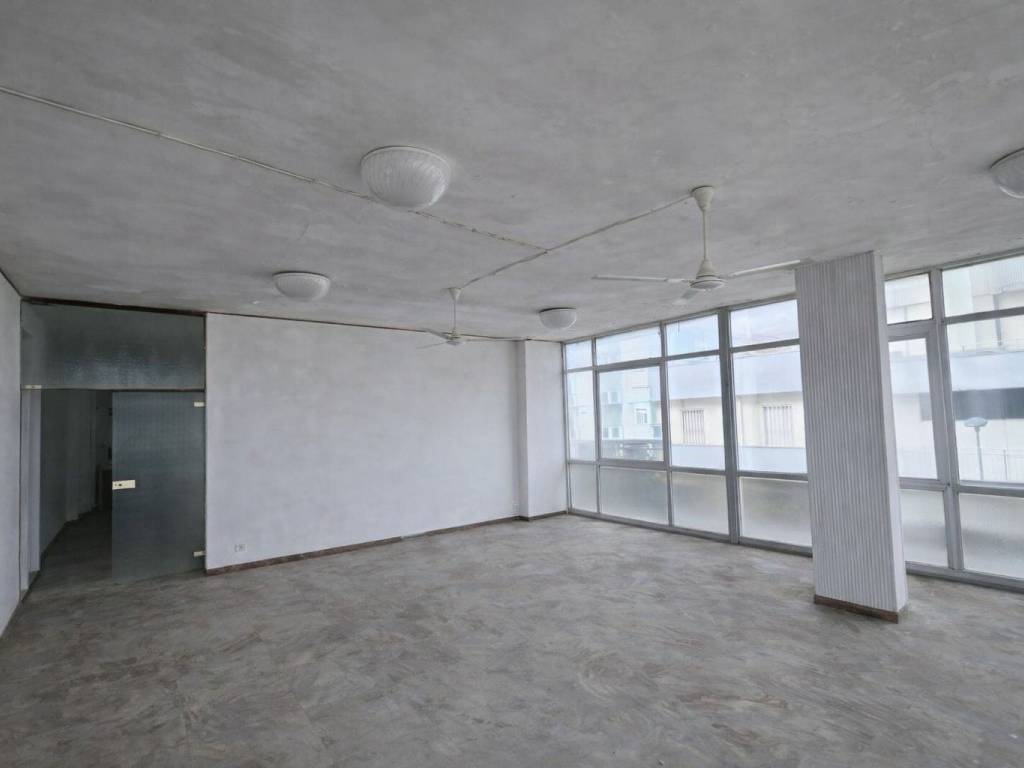 Palazzo / stabile a Rimini in Viale Regina Margherita, 129 - Foto 2
