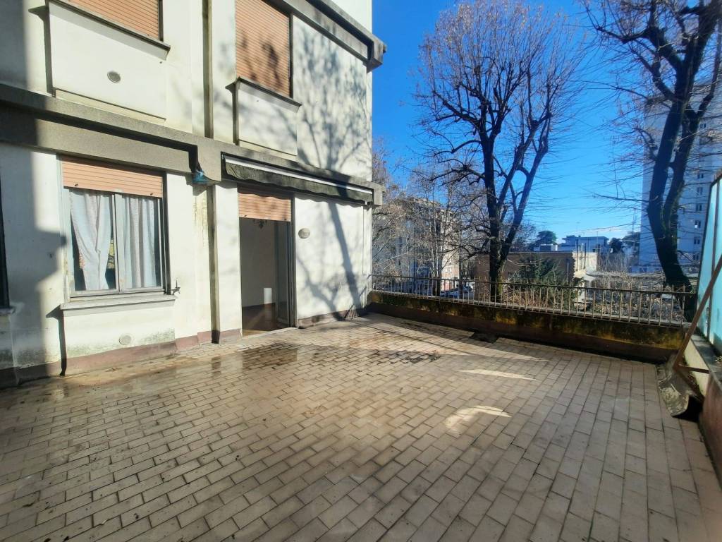Appartamento a Reggio emilia in Viale Monte San Michele, 7 - Foto 2