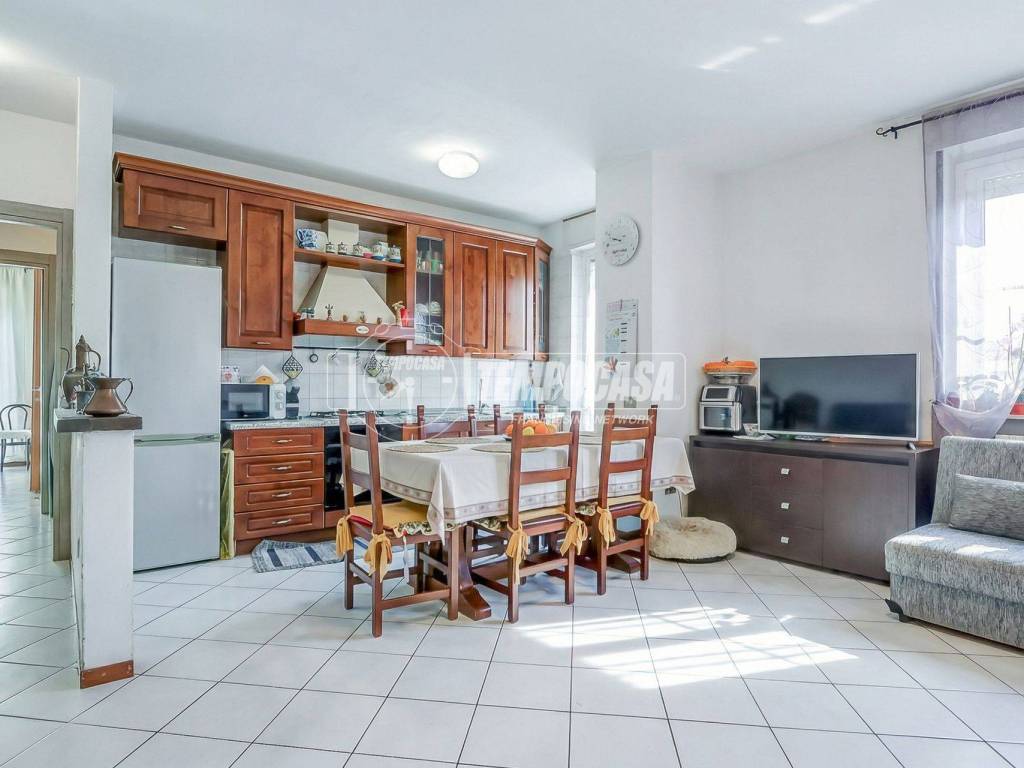 Appartamento a Castelletto sopra ticino in Via XXV Aprile - Foto 2