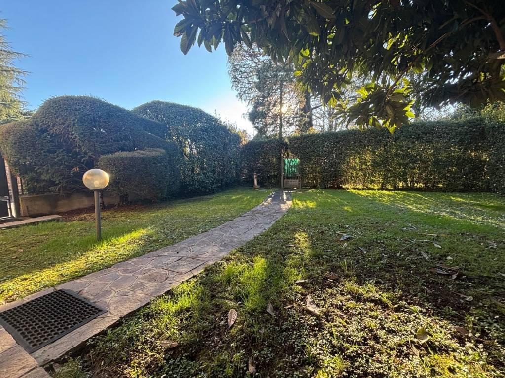 Villa a Giussano in Viale Piave Silvio Pellico - Foto 3