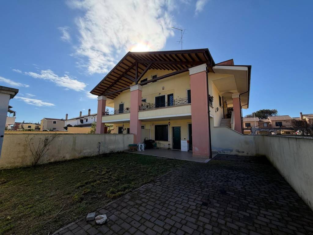 Villa a Pomezia in Via delle Primule, 44 - Foto 2