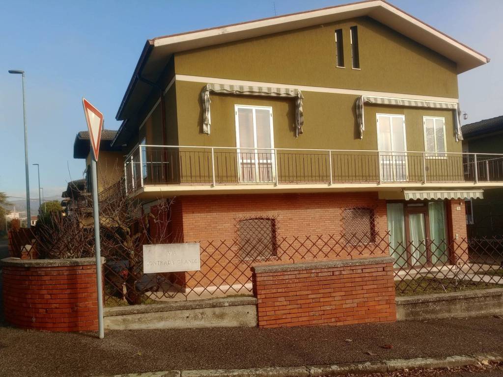 Villa a Verona in Via Contrada Grande, 18 - Foto 2
