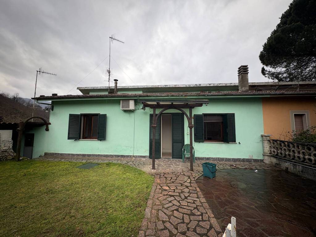 Villa a Barga in Via Molino, 18 - Foto 2