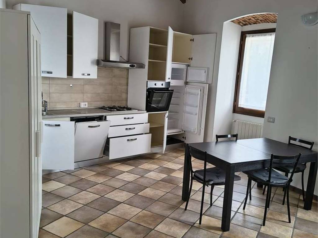 Appartamento a Gavirate in Piazza Matteotti, 8 - Foto 2