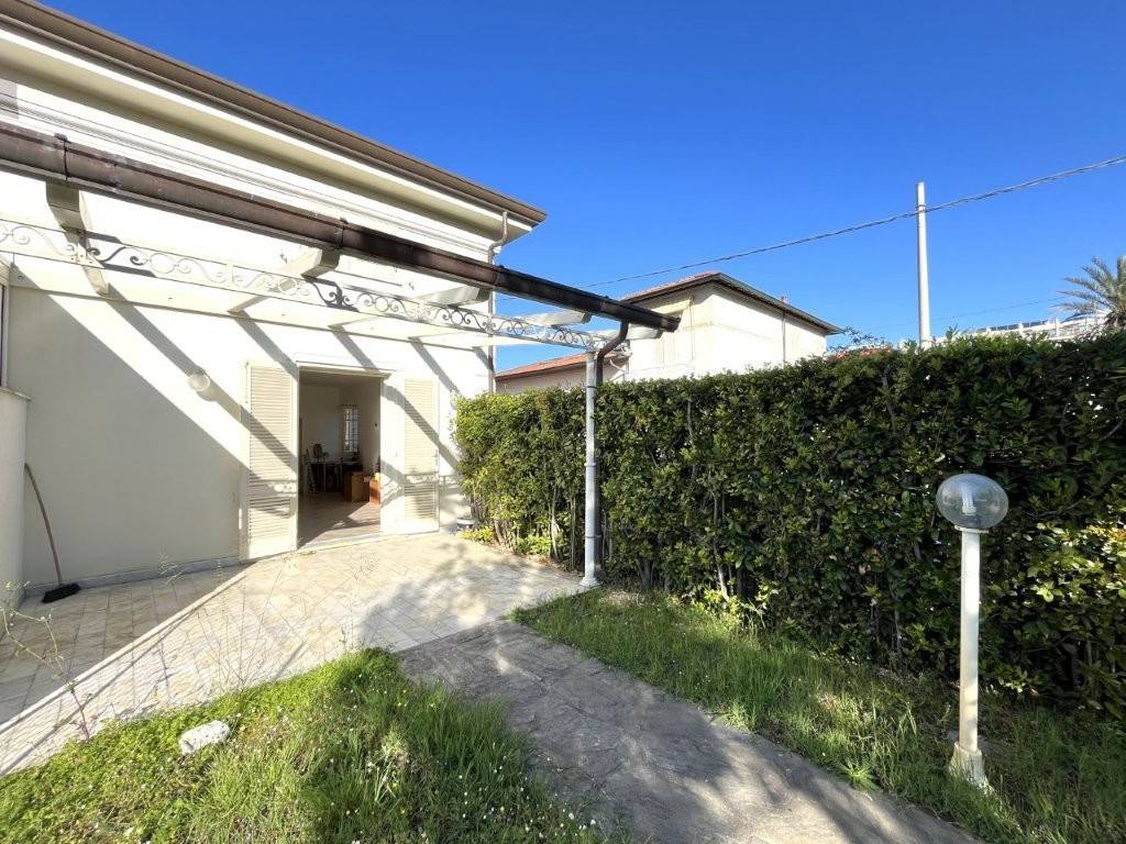 Villa a Pietrasanta in Via Ugo Foscolo, 9 - Foto 2