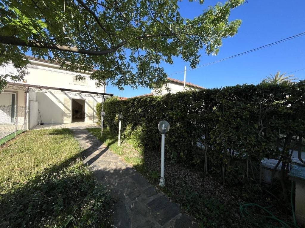 Villa a Pietrasanta in Via Ugo Foscolo, 9 - Foto 3