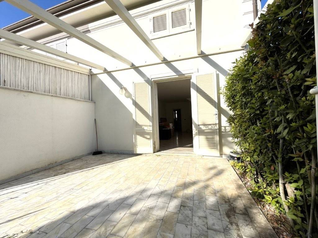 Villa a Pietrasanta in Via Ugo Foscolo, 9 - Foto 4