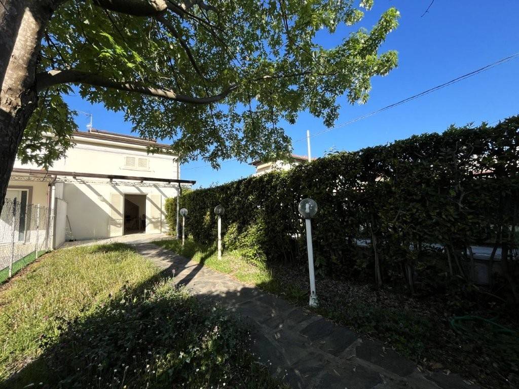 Villa a Pietrasanta in Via Ugo Foscolo, 9 - Foto 5
