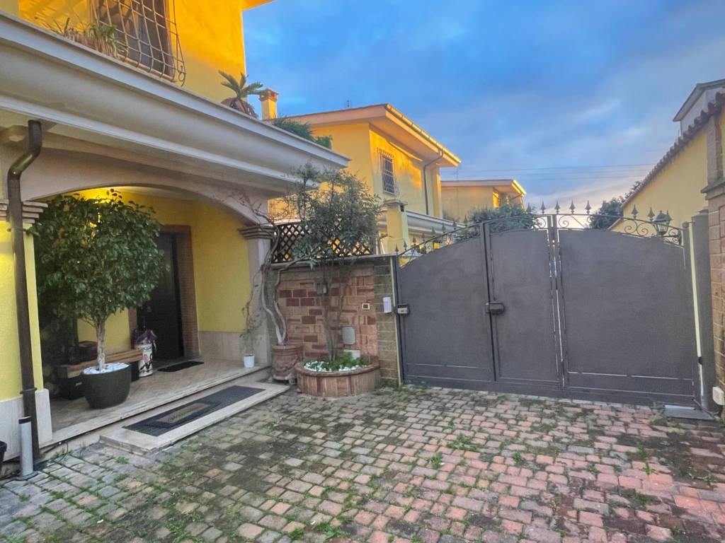 Villetta a schiera a Pomezia in Via Mar Tirreno, 33 - Foto 2