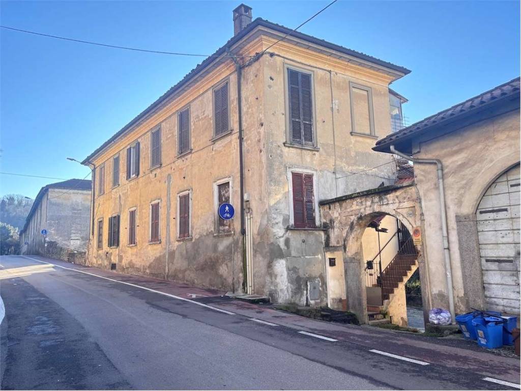 Appartamento a Besozzo in via domenico de bernardi, 24 - Foto 2