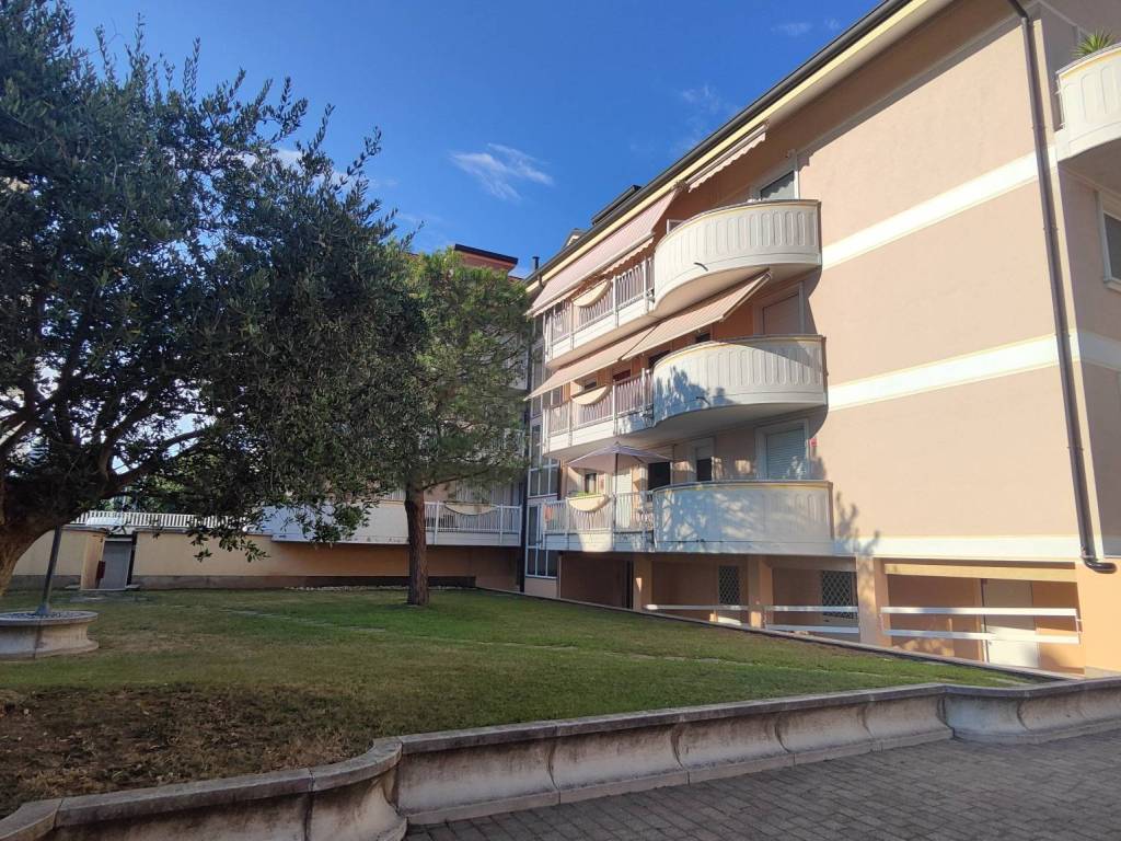 Appartamento a Bareggio in Via 1 Maggio, 27 - Foto 2