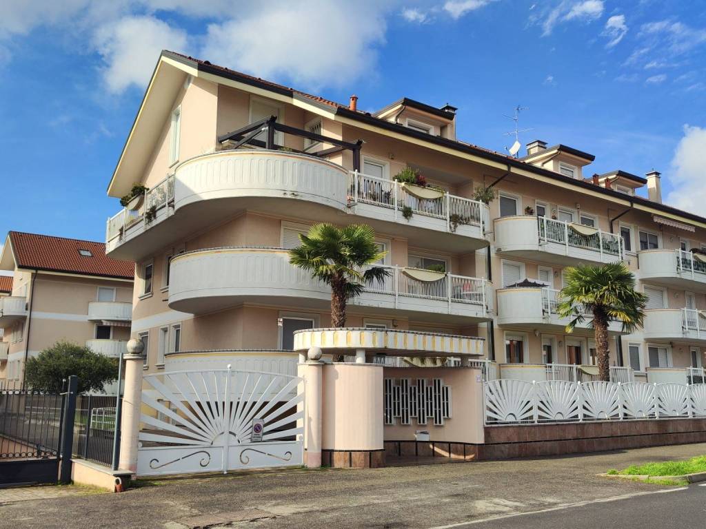 Appartamento a Bareggio in Via 1 Maggio, 27 - Foto 5