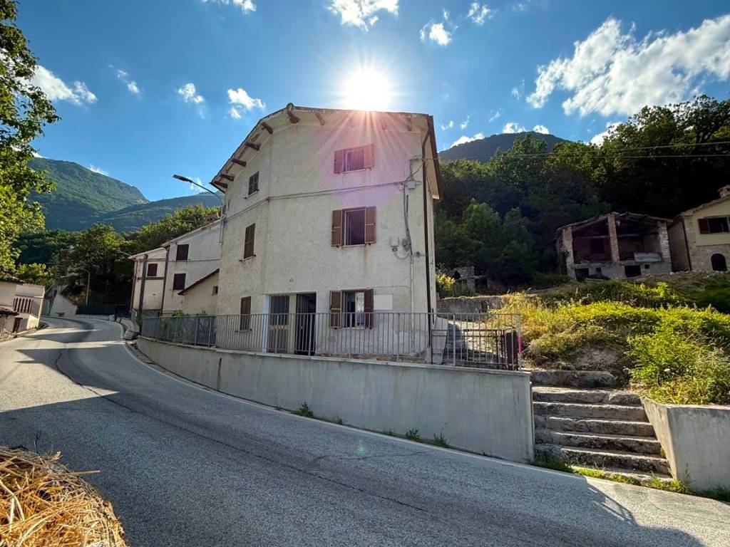 Casa indipendente a Sarnano in Contrada Piobbico, 541 - Foto 2
