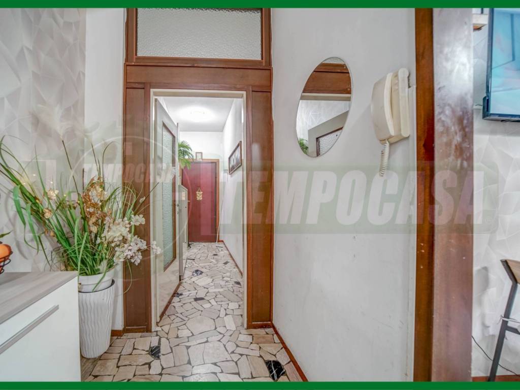 Appartamento a Gavirate in Via Giuseppe Ferrari - Foto 2