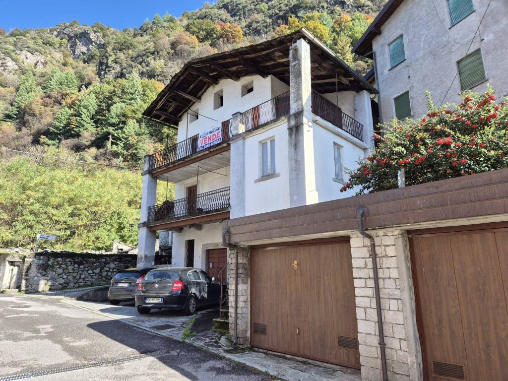 Villa a Novate mezzola in Vicolo Spluga, 43 - Foto 2