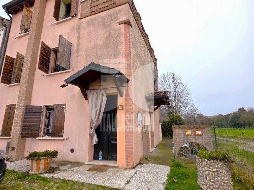 Villa a Bagnolo san vito in Strada Romana Conventino 22 - Foto 2