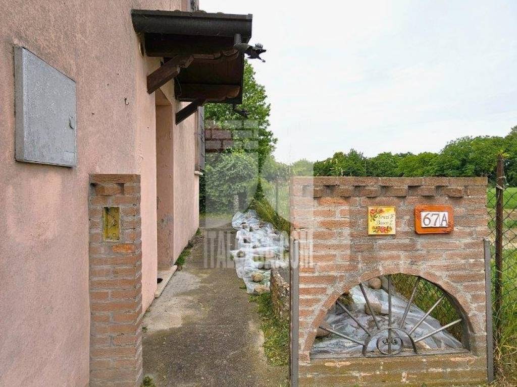 Villa a Bagnolo san vito in Strada Romana Conventino 22 - Foto 3