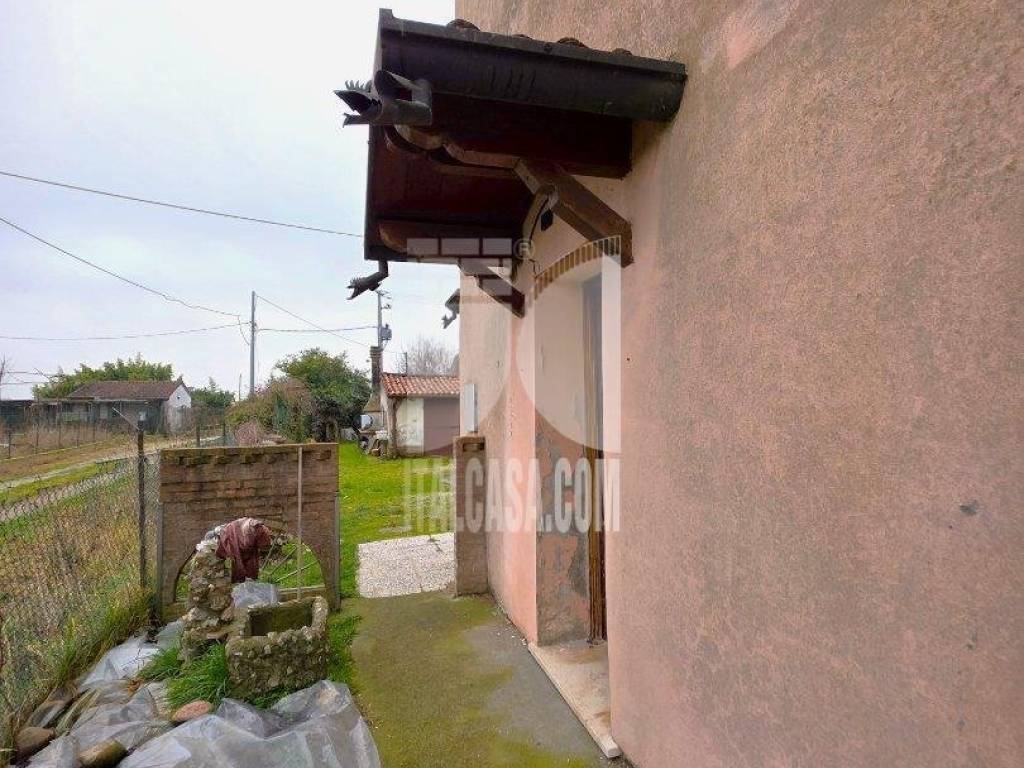 Villa a Bagnolo san vito in Strada Romana Conventino 22 - Foto 5