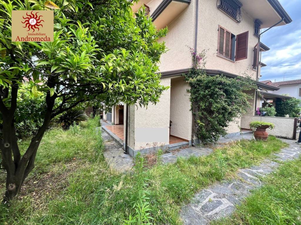 Villa a Forte dei marmi in Via Duca d'Aosta - Foto 2