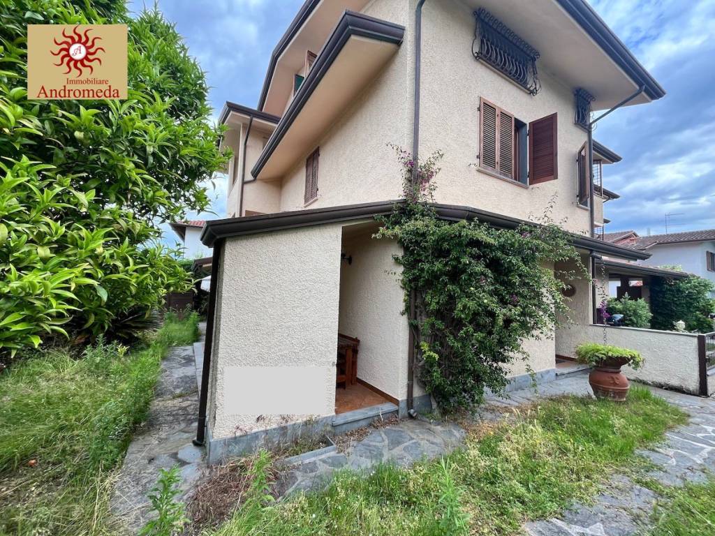 Villa a Forte dei marmi in Via Duca d'Aosta - Foto 3
