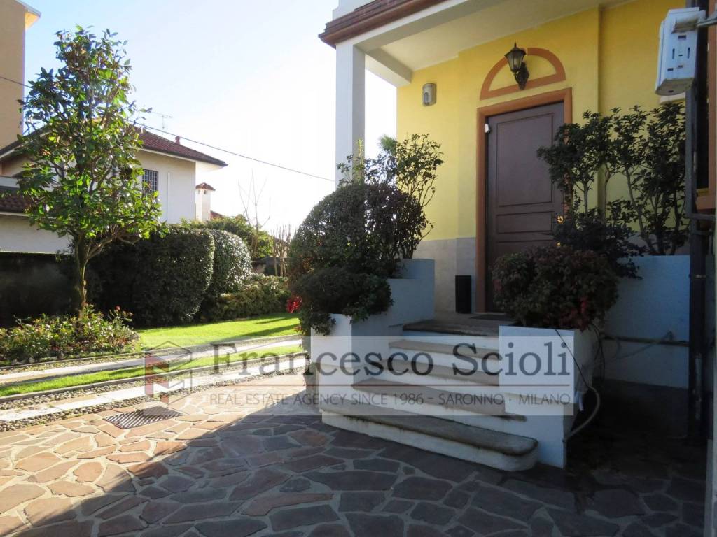 Villa a Saronno in Via Varese, 48 - Foto 2