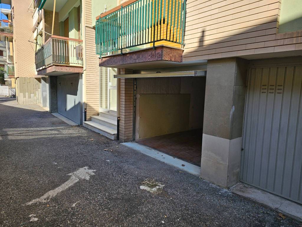 Box / garage a Finale ligure in Via M. Castelli, 33 - Foto 3