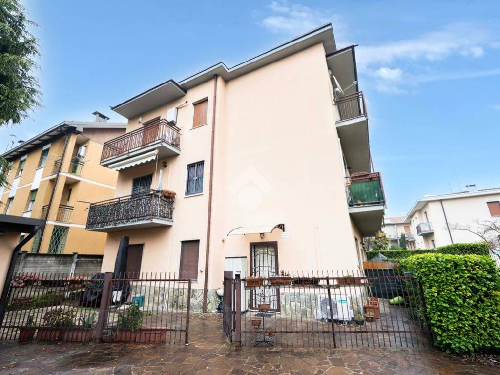 Appartamento a Vedano al lambro in VIA RIMEMBRANZE, 48 - Foto 2