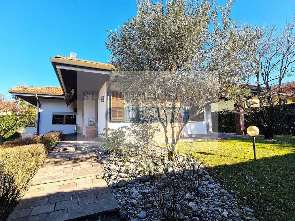 Villa a Gallarate in via Varese 66 - Foto 2