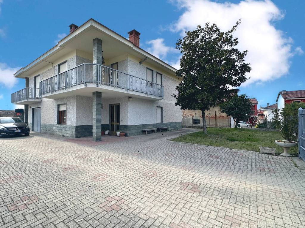 Villa a Bra in Via Emilio Visconti Venosta - Foto 2