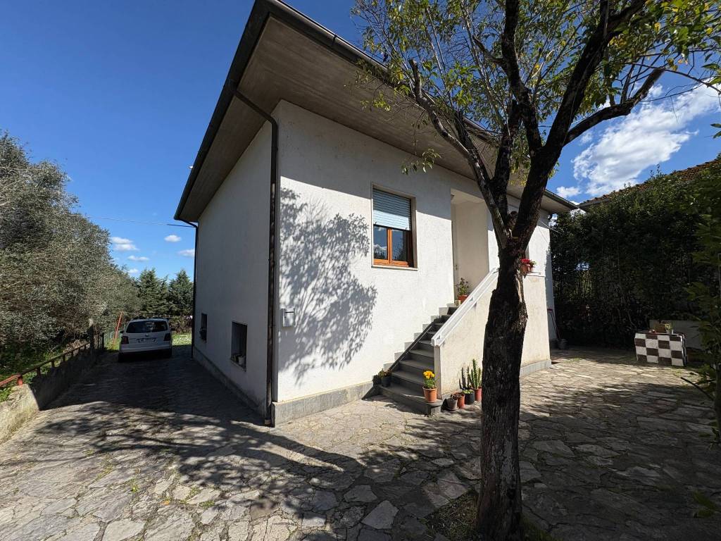 Casa indipendente a Castiglione del lago in Via del Giglio - Foto 2