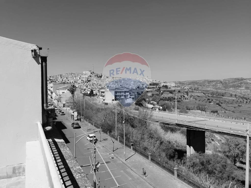 Appartamento a Caltagirone in Via Giorgio Arcoleo, 102 - Foto 2