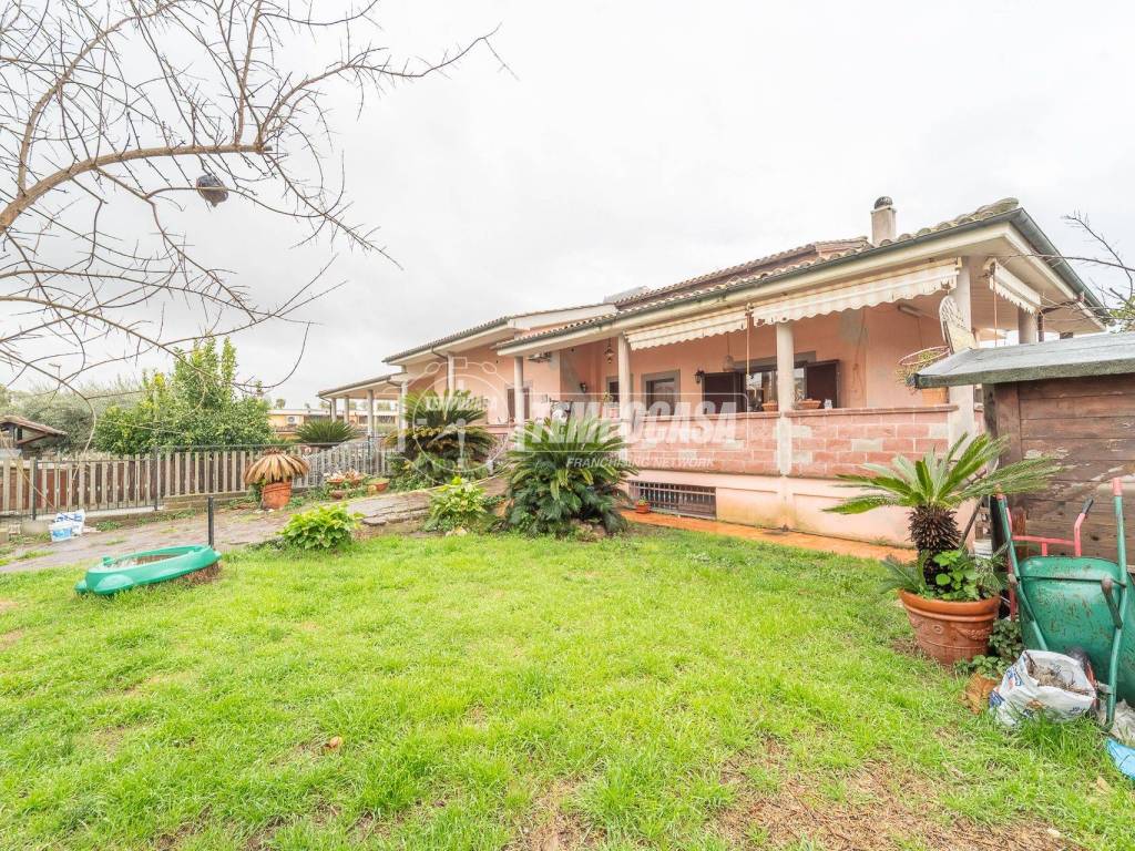 Villa a Ladispoli in Via Mosca 62 - Foto 2