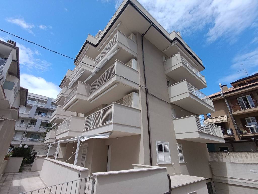 Appartamento a Alba adriatica in Via Firenze, 10 - Foto 2