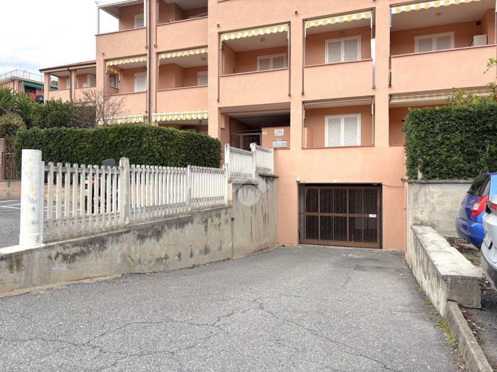 Box / garage a Loano in Via Piave, 12 - Foto 2