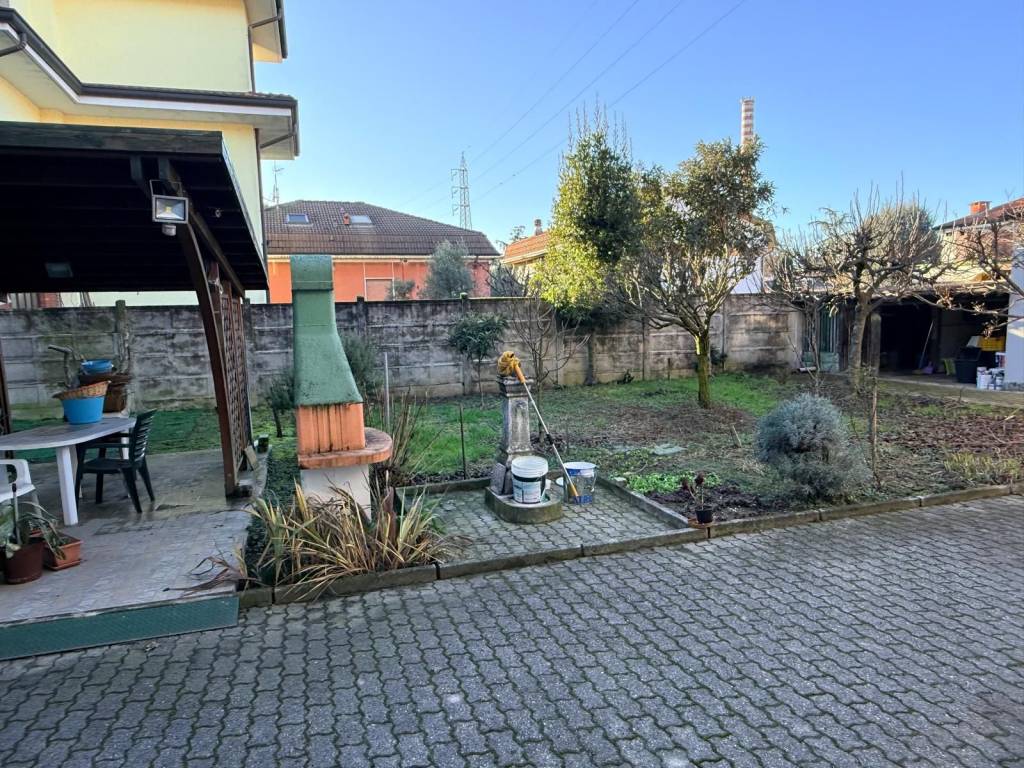 Casa indipendente a Varedo in Via Madonnina, 74 - Foto 4