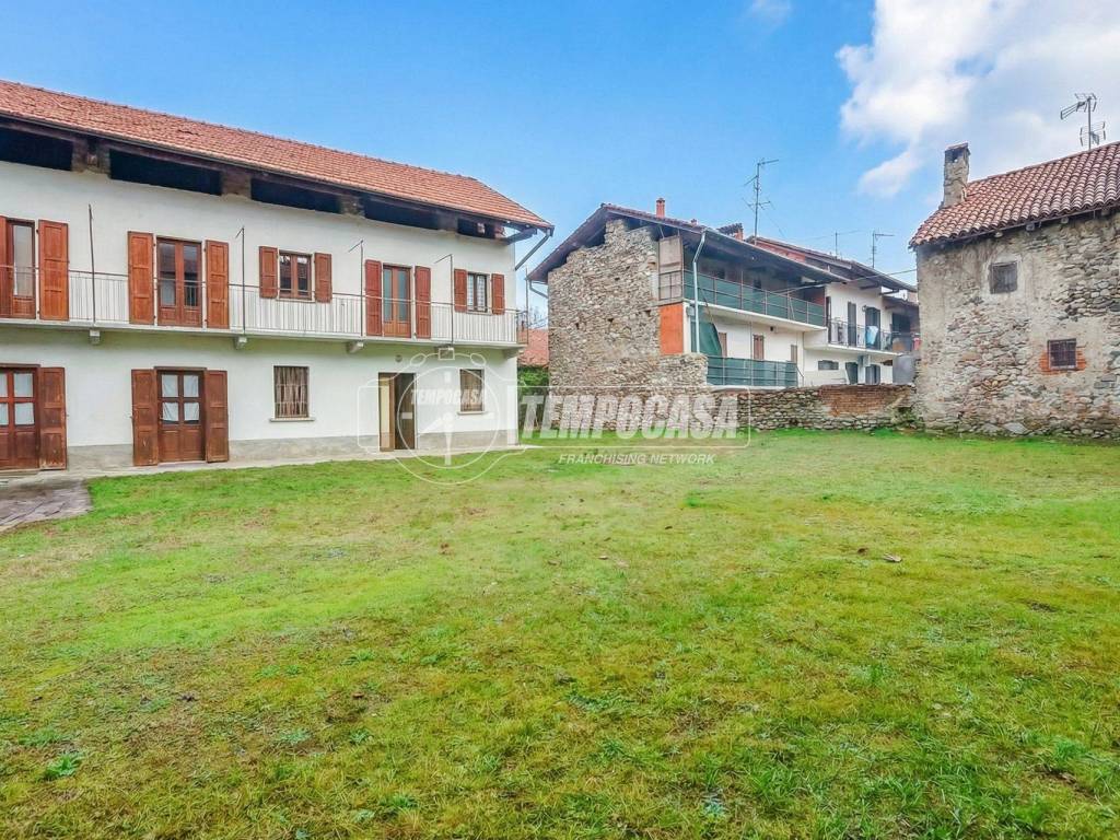 Casa indipendente a Varallo pombia in Via Circonvallazione - Foto 2