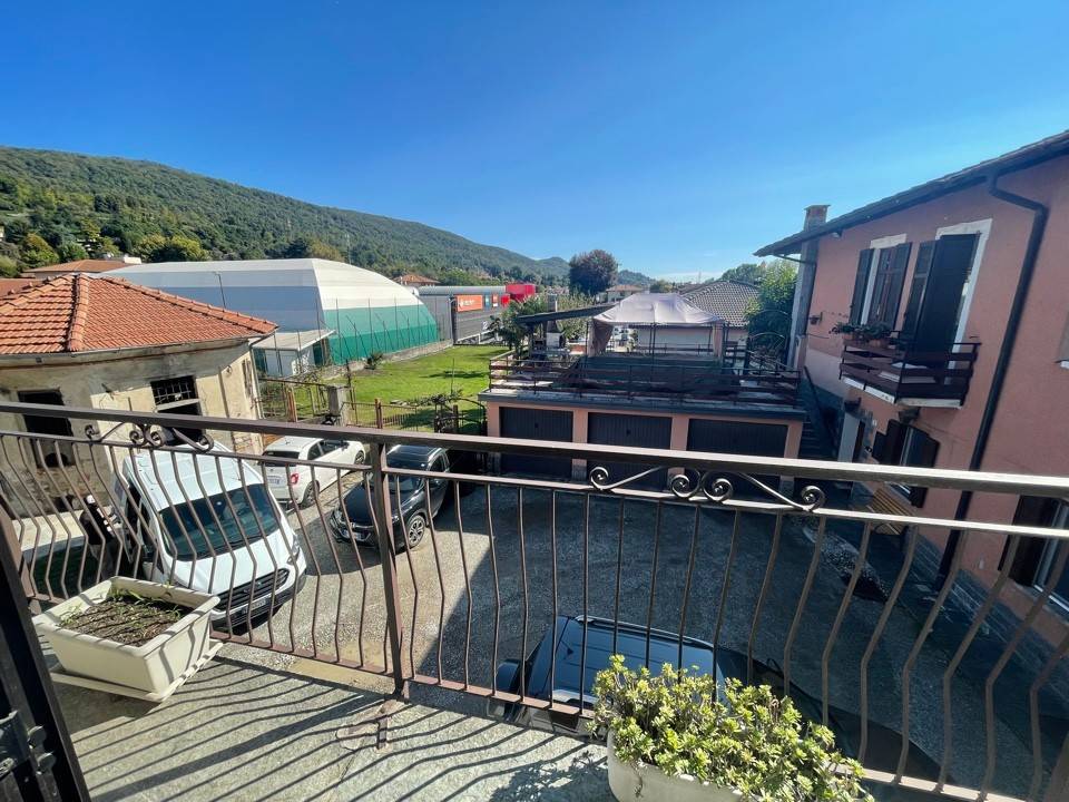 Appartamento a Cocquio-trevisago in Vicolo Castello, 18 - Foto 2